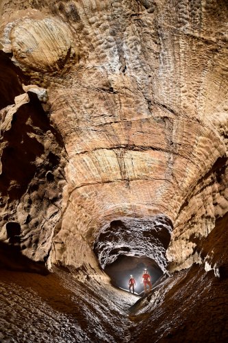 Grotte de la Douch (Courniou, Hérault) - Plafond de la grande galerie finale avec deux personnages en fond (verticale).(SP-25-0688 )